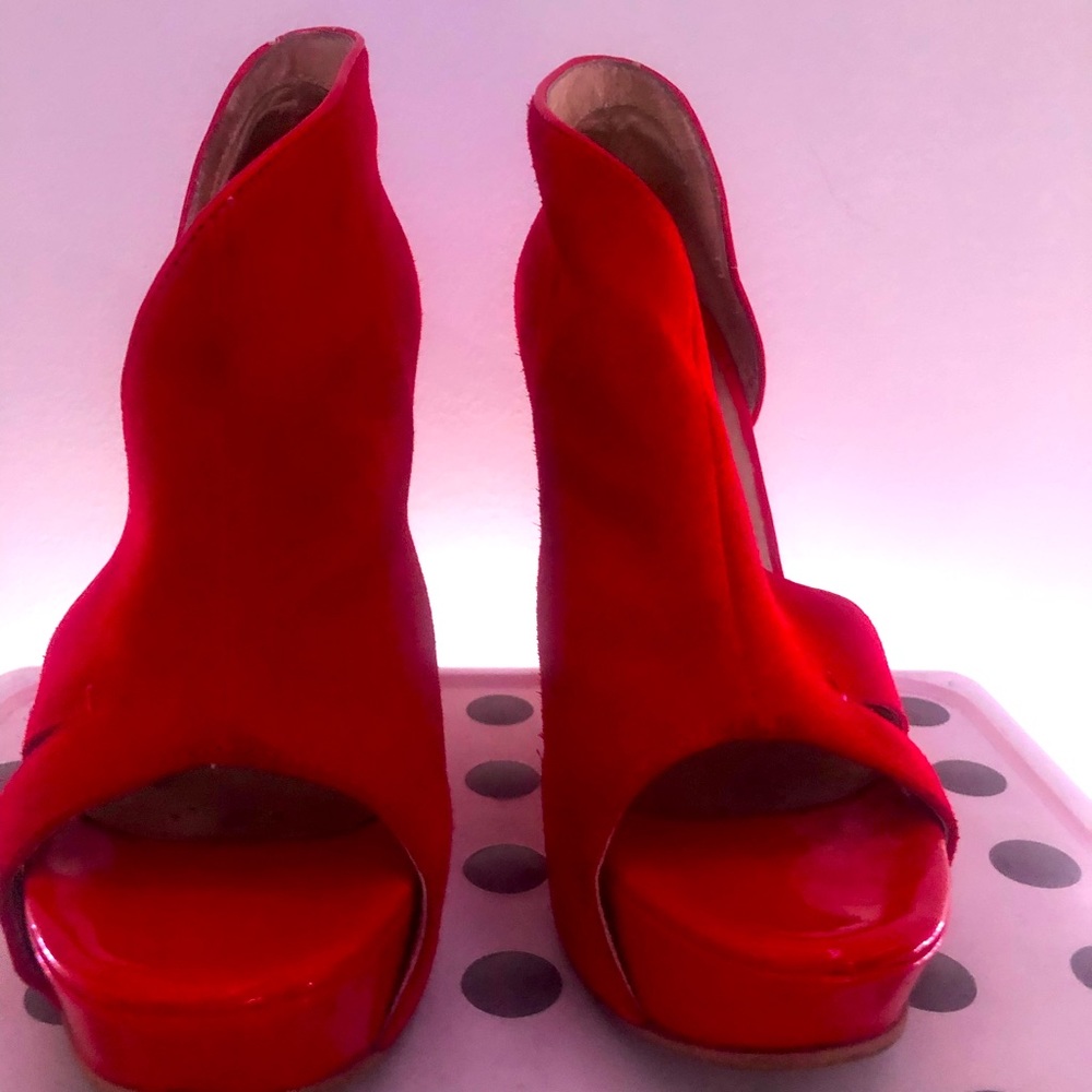Costume national, red heels.